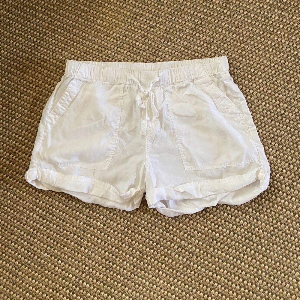 Cloth & Stone 🤍 white linen shorts